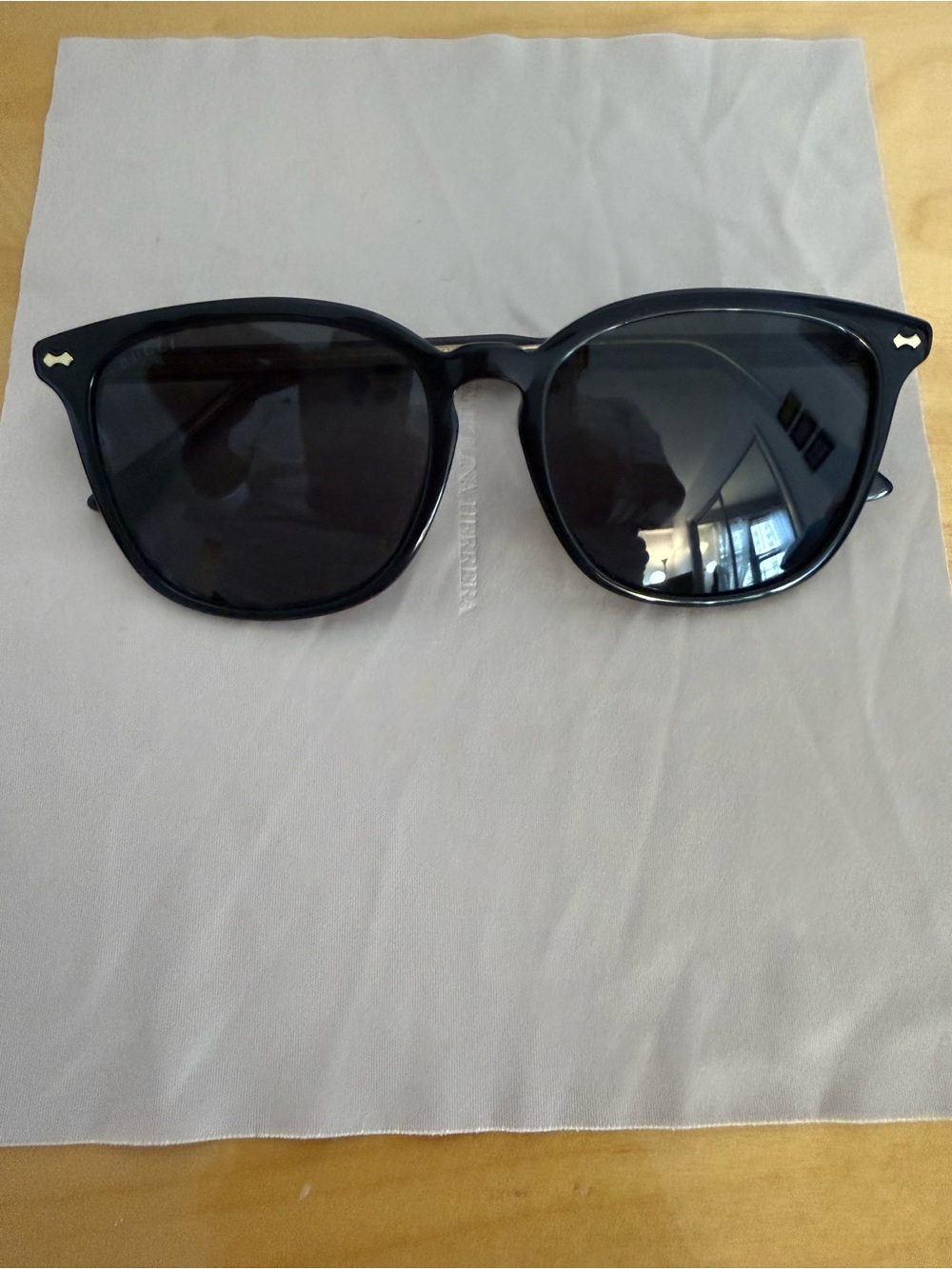 Classic Black Gucci sunglasses